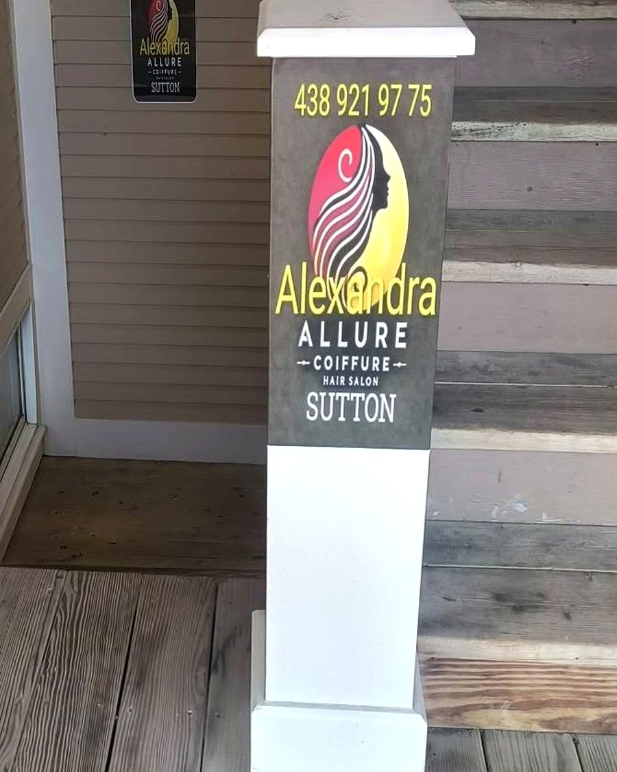 L'enseigne Alexandra Allure Coiffure Sutton au pied de l'escalier